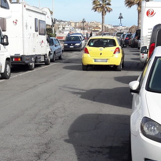 Ventimiglia: camper posteggiati sl lungomare da entrambe i lati, la protesta di un residente Ventimiglia: camper posteggiati sl lungomare da entrambe i lati, la protesta di un residente