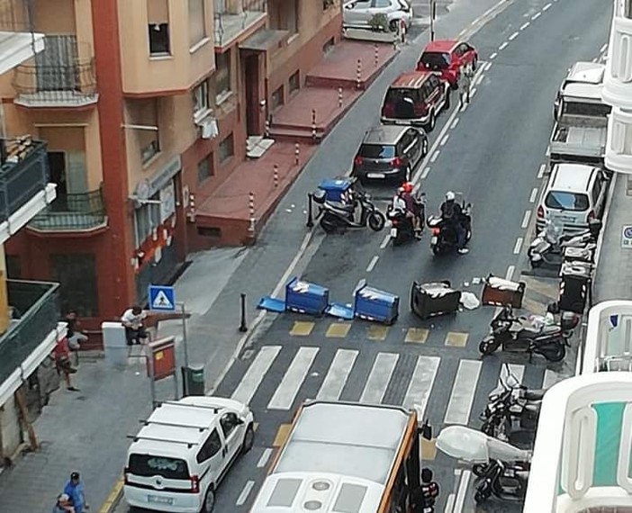 Sanremo, sparge i cassonetti dell'immondizia in mezzo a via Martiri della Libertà: automobilisti infuriati Sanremo, sparge i cassonetti dell'immondizia in mezzo a via Martiri della Libertà: automobilisti infuriati