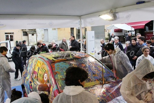 Festival è anche 'crash art', sbarca in piazza Borea d'Olmo la performance artistica di Alexander Jakhnagiev