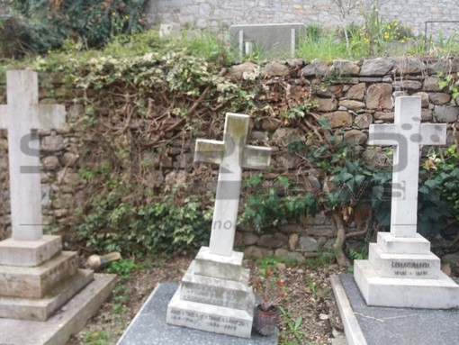 Bordighera: lavori di consolidamento al Cimitero, vietato l'accesso ad una serie di blocchi di loculi