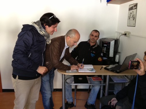 Il candidato sindaco Carlo Capacci partecipa al raduno del Vespa Club Città di Imperia