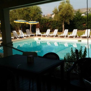 Sabato sera di pesce alla griglia e di karaoke a Camper Village di Santo Stefano al Mare, anche per gli esterni Sabato sera di pesce alla griglia e di karaoke a Camper Village di Santo Stefano al Mare, anche per gli esterni