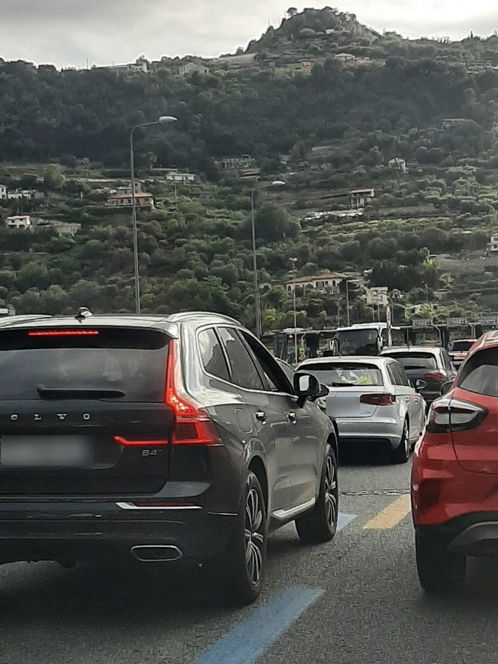 Ventimiglia: tentano di uscire contromano perchè bloccati in coda, saranno multati dalla Polstrada Ventimiglia: tentano di uscire contromano perchè bloccati in coda, saranno multati dalla Polstrada