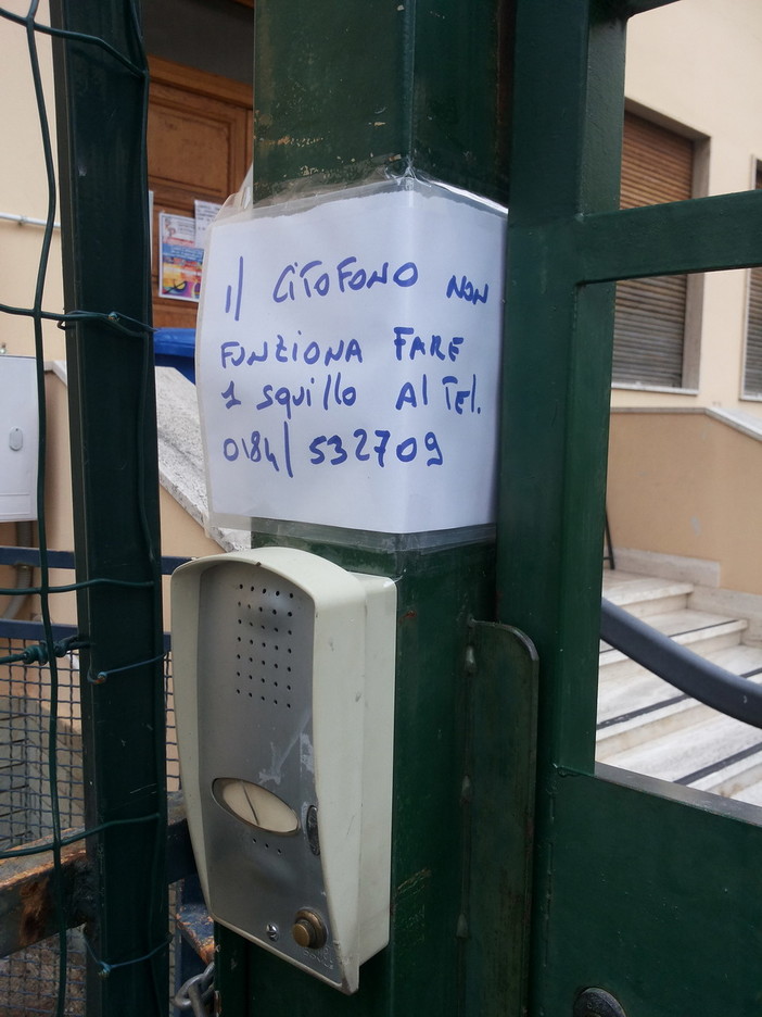 Sanremo: all'asilo 'Goretti' il citofono continua a non funzionare, la segnalazione con foto di un a mamma