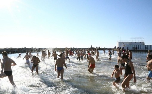 A Sanremo torna lo storico Cimento Invernale: al Nettuno Beach il tradizionale tuffo di fine anno dopo gli anni di stop