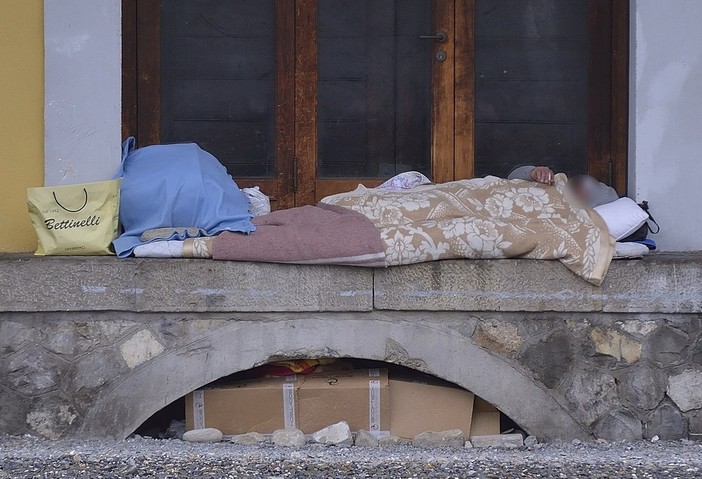 Sanremo: malgrado il forte freddo e la pioggia, il giaciglio di un senza tetto all'esterno degli ex magazzini FS Sanremo: malgrado il forte freddo e la pioggia, il giaciglio di un senza tetto all'esterno degli ex magazzini FS