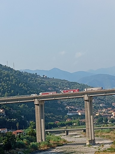 Disagi in autostrada, code e rallentamenti tra Bordighera e Ventimiglia (Foto) Disagi in autostrada, code e rallentamenti tra Bordighera e Ventimiglia (Foto)