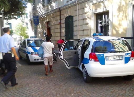 Blitz in un bilocale del centro di Diano Marina, la Polizia Locale trova 10 persone e sequestra 5000 € di merce