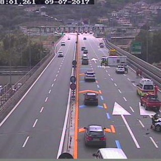 Ventimiglia: incidente alla barriera autostradale, camper si ribalta. Mobilitazione di soccorsi Ventimiglia: incidente alla barriera autostradale, camper si ribalta. Mobilitazione di soccorsi