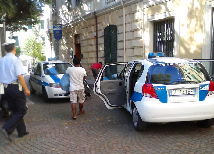 Blitz in un bilocale del centro di Diano Marina, la Polizia Locale trova 10 persone e sequestra 5000 € di merce Blitz in un bilocale del centro di Diano Marina, la Polizia Locale trova 10 persone e sequestra 5000 € di merce
