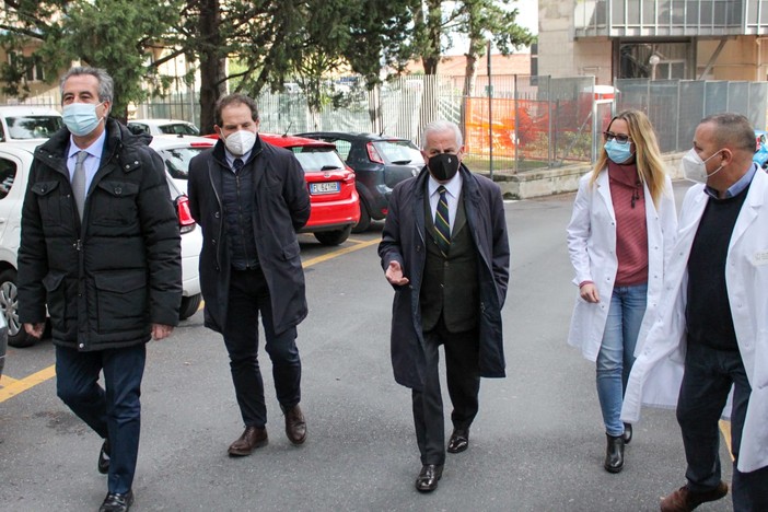 Imperia: il sindaco visita l'ospedale: "Donne e uomini della sanità il nostro baluardo nei momenti più duri, non possiamo permetterci impennata della curva del contagio" (Foto)
