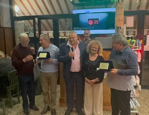 Si trasferiscono in Puglia, la compagnia Balestrieri di Ventimiglia consegna una targa a Nunzia e Sebastiano (Foto)