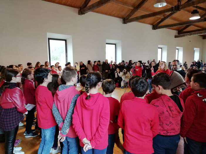 Pieve di Teco: gli alunni dell'Istituto Comprensivo augurano buone feste durante il Concerto di Natale Pieve di Teco: gli alunni dell'Istituto Comprensivo augurano buone feste durante il Concerto di Natale