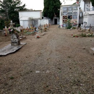 Imperia: un gruppo di cittadini ha organizzato una pulizia straordinaria del cimitero di Caramagna "Il volontariato ritempra il cuore e lo spirito" Imperia: un gruppo di cittadini ha organizzato una pulizia straordinaria del cimitero di Caramagna "Il volontariato ritempra il cuore e lo spirito"