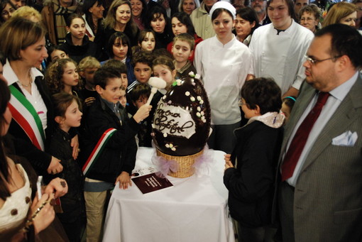 Sanremo: Tinelli si scaglia contro 'ChocoFestival 2010'