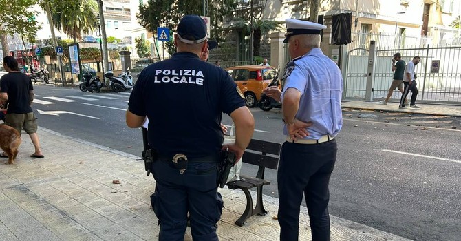 Sanremo, dodici ore di controlli per la Polizia locale: ordinanza antialcol, 99 orologi sequestrati e verifiche sui senzatetto Sanremo, dodici ore di controlli per la Polizia locale: ordinanza antialcol, 99 orologi sequestrati e verifiche sui senzatetto