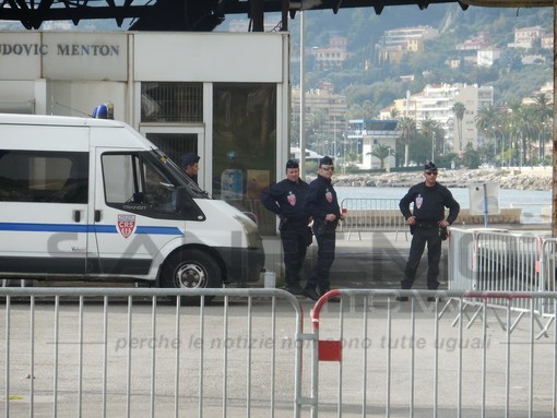 Ventimiglia: Hollande ha chiuso le frontiere ma a Ponte San Ludovico e San Luigi situazione normale Ventimiglia: Hollande ha chiuso le frontiere ma a Ponte San Ludovico e San Luigi situazione normale