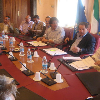 Il tavolo della conferenza stampa