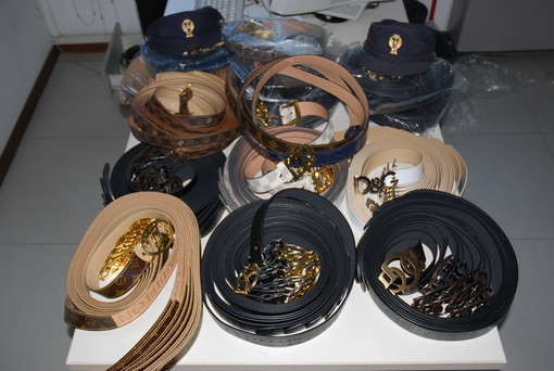 Sanremo: in piazza Eroi auto per nascondere merce contraffatta Sanremo: in piazza Eroi auto per nascondere merce contraffatta