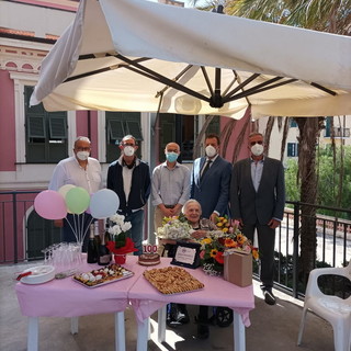 Bordighera: festa alla Casa di Riposo per i 100 anni della 'nonnina' Anna Pavanelli Bordighera: festa alla Casa di Riposo per i 100 anni della 'nonnina' Anna Pavanelli