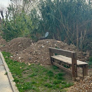 Taggia, nessun mistero sui cumuli di terra. Il Comune chiarisce: “Materiale riutilizzato e destinato alle aiuole, operazione eco-sostenibile”