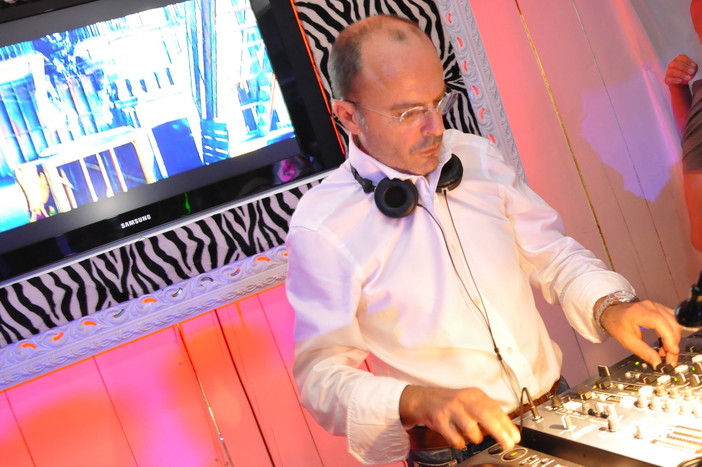 Ieri sera al Koko-Beach di Imperia un dj d'eccezione: il sindaco Carlo Capacci in consolle Ieri sera al Koko-Beach di Imperia un dj d'eccezione: il sindaco Carlo Capacci in consolle