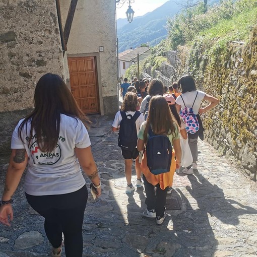 Con la Croce Bianca di Imperia a Mendatica, 25 ragazzi hanno scoperto il mondo del primo soccorso Con la Croce Bianca di Imperia a Mendatica, 25 ragazzi hanno scoperto il mondo del primo soccorso