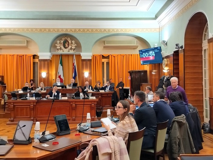 Sanremo, scintille in Consiglio comunale sull’assestamento di bilancio: scontro sui 400 mila euro del sociale