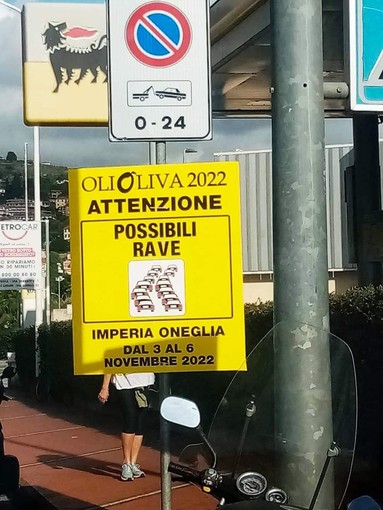 "Attenzione possibili rave": cartello fake scatena l'ironia sui social alla vigilia di Olioliva che 'paralizza' Oneglia e dintorni (foto)