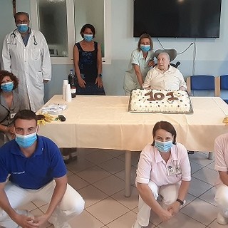 Vallecrosia: a Casa Rachele festeggiati i 101 anni di Santina Davigo, dalla RSA "Rispettato protocollo con videochiamate e distanziamento"