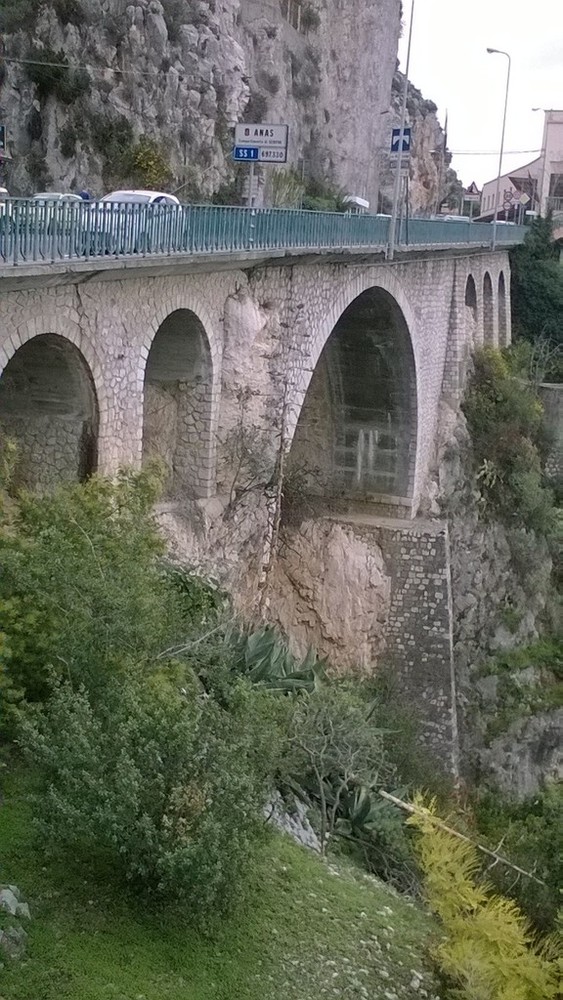 Ventimiglia: agente della Polizia di Frontiera eroe, l'Assistente De Lucia salva migrante che stava tentando di suicidarsi Ventimiglia: agente della Polizia di Frontiera eroe, l'Assistente De Lucia salva migrante che stava tentando di suicidarsi