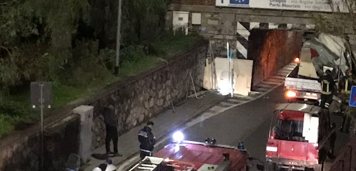 Il camion incastrato, foto tratta dal gruppo Facebook 'Vivimperia' Il camion incastrato, foto tratta dal gruppo Facebook 'Vivimperia'