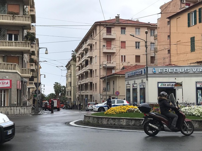 Sanremo: cadono alcuni calcinacci su via Fiume. Traffico deviato ed intervento dei Vigili del Fuoco