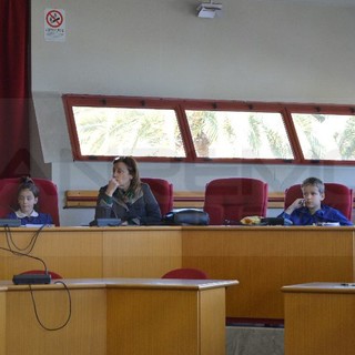 Taggia: barriere architettoniche, pulizia delle spiagge e campo da pump track al centro del Consiglio comunale dei Ragazzi