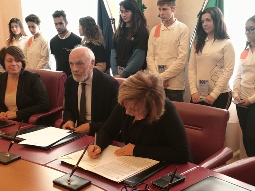 Imperia: ufficializzata la collaborazione tra il Comune e l'Istituto Turistico Hanbury-Ruffini per il Museo Navale (Foto e Video) Imperia: ufficializzata la collaborazione tra il Comune e l'Istituto Turistico Hanbury-Ruffini per il Museo Navale (Foto e Video)