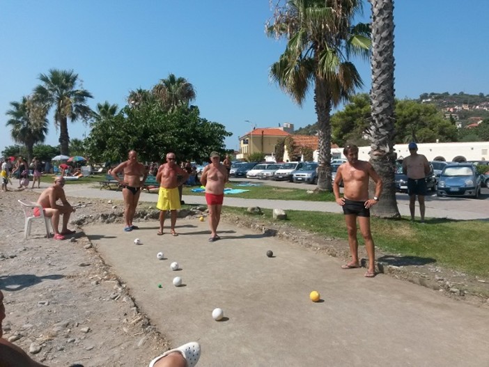 Imperia: il Comune smonta le pareti del campo da bocce al Prino. I giocatori: "Una ritorsione per la spiaggia per cani" Imperia: il Comune smonta le pareti del campo da bocce al Prino. I giocatori: "Una ritorsione per la spiaggia per cani"
