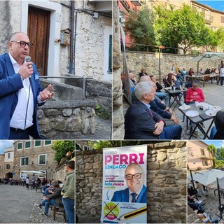 'La tua Vallecrosia', Fabio Perri chiude la campagna elettorale nel centro storico (Foto e video) 'La tua Vallecrosia', Fabio Perri chiude la campagna elettorale nel centro storico (Foto e video)