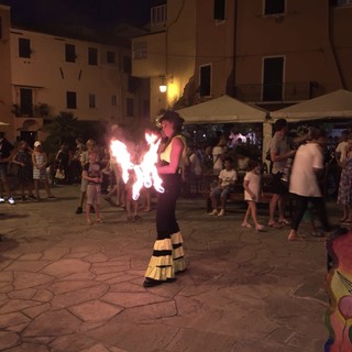 Imperia: grande successo a Borgo Marina per lo spettacolo della Famiglia Saltimbanchi