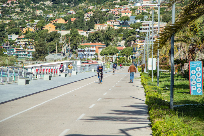 Ospedaletti: dopo un mese e mezzo di interruzione sono finalmente ripartiti i lavori sulla pista ciclabile Ospedaletti: dopo un mese e mezzo di interruzione sono finalmente ripartiti i lavori sulla pista ciclabile