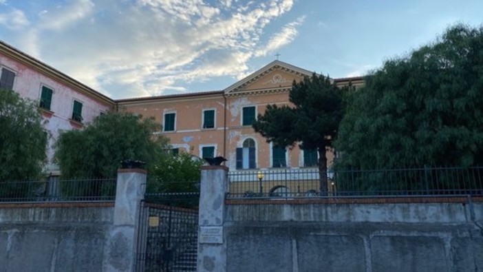 Ai privati il servizio di lavanderia della Casa di riposo 'Imperia' di via Agnesi, lavoratori e sindacati sulle barricate Ai privati il servizio di lavanderia della Casa di riposo 'Imperia' di via Agnesi, lavoratori e sindacati sulle barricate