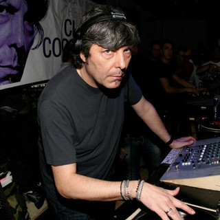 Morto il dj Claudio Coccoluto: è stato anche giurato al Festival e ospite ad Area Sanremo