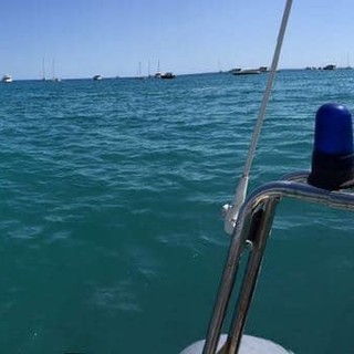 Ventimiglia: yacht troppo vicini alla costa, controlli della Capitaneria di Porto nello specchio acqueo antistante la caletta di Latte