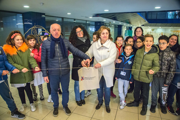 Sanremo: nell'atrio del Palafiori i presepi delle scuole realizzati con materiali riciclati Sanremo: nell'atrio del Palafiori i presepi delle scuole realizzati con materiali riciclati