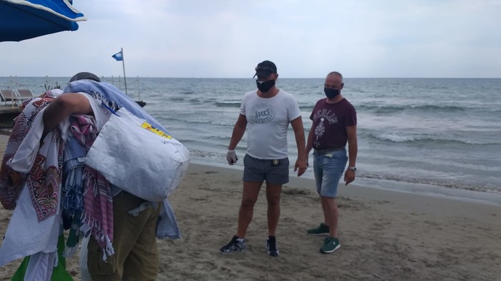 Diano Marina: la polizia locale continua il contrasto contro la vendita di merce contraffatta. Individuati due venditori Diano Marina: la polizia locale continua il contrasto contro la vendita di merce contraffatta. Individuati due venditori