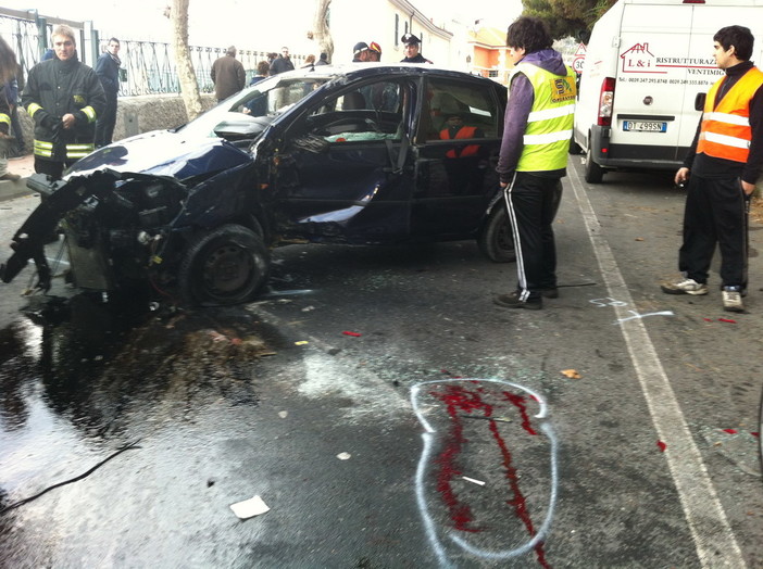 Ventimiglia: rocambolesco cappottamento in via Biancheri, ferito un giovane