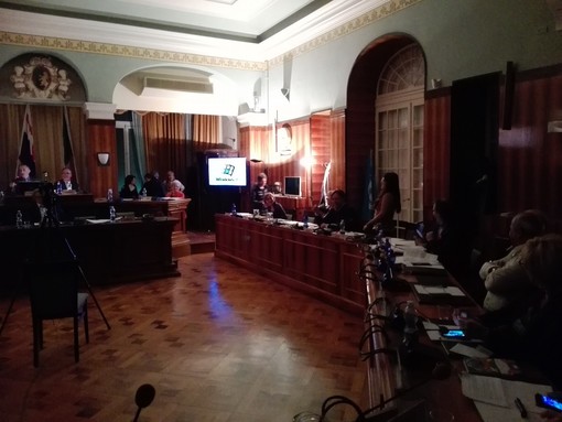 Sanremo: un consiglio comunale in penombra a causa di problemi elettrici a Palazzo Bellevue Sanremo: un consiglio comunale in penombra a causa di problemi elettrici a Palazzo Bellevue