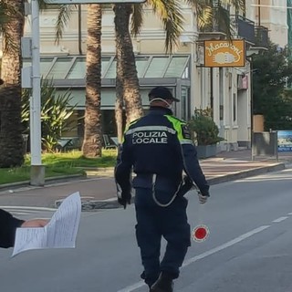 Coronavirus: ecco la nuova autocertificazione che si userà da lunedì, non occorrerà specificare i nomi e l'indirizzo di congiunti e fidanzati Coronavirus: ecco la nuova autocertificazione che si userà da lunedì, non occorrerà specificare i nomi e l'indirizzo di congiunti e fidanzati