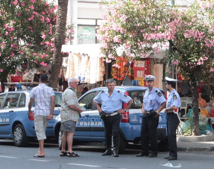 Sanremo: maxi controllo interforze al mercato settimanale del martedì in piazza Eroi Sanremo: maxi controllo interforze al mercato settimanale del martedì in piazza Eroi