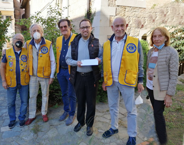 Il Lions Club Sanremo Host consegna a Don Filippo Pirondini contributo per la chiesa di Coldirodi