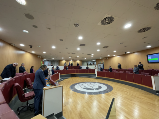 Arresto Toti, in consiglio regionale spunta uno striscione “Contro mafia e corruzione in politica” Arresto Toti, in consiglio regionale spunta uno striscione “Contro mafia e corruzione in politica”